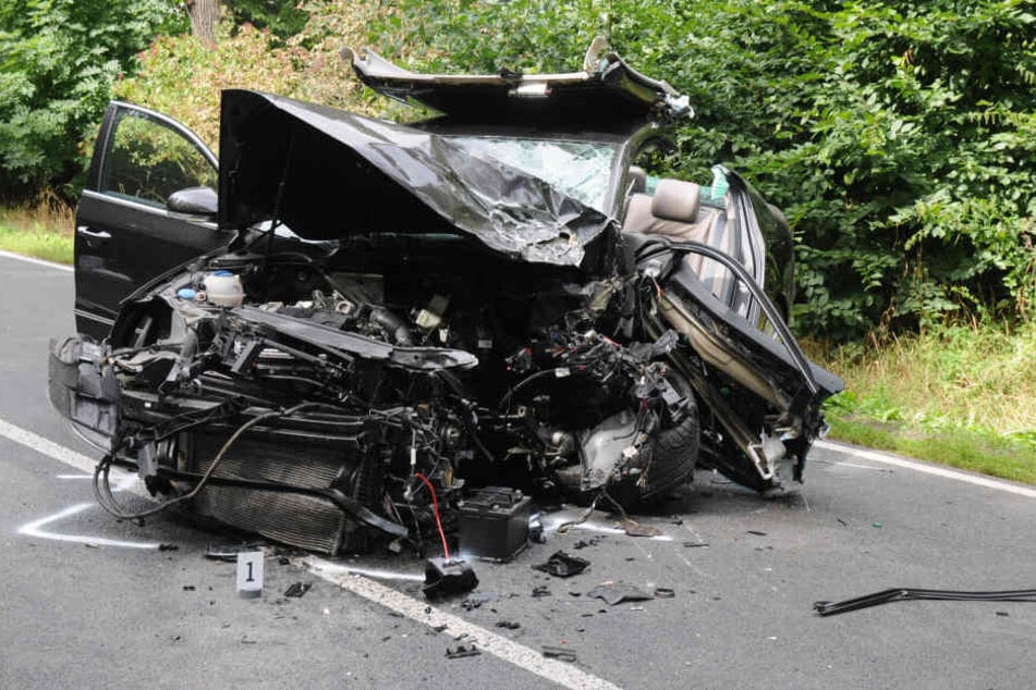 Die Fahrzeuge wurden bei dem Unfall nahe Oschatz vollkommen zerfetzt.