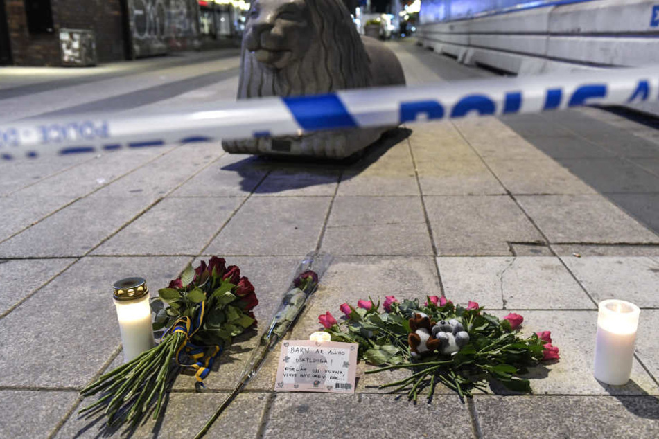 Trauernde haben Blumen an der Stelle abgelegt, an der sich das Drama am Freitag ereignete.