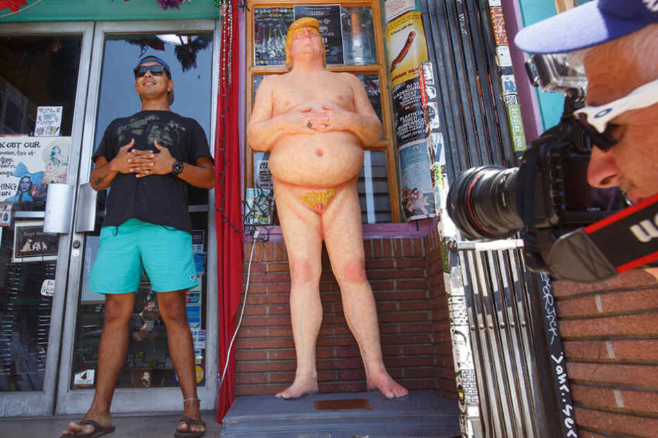 Fotos mit dem nackten Donald machen im Netz die Runde.