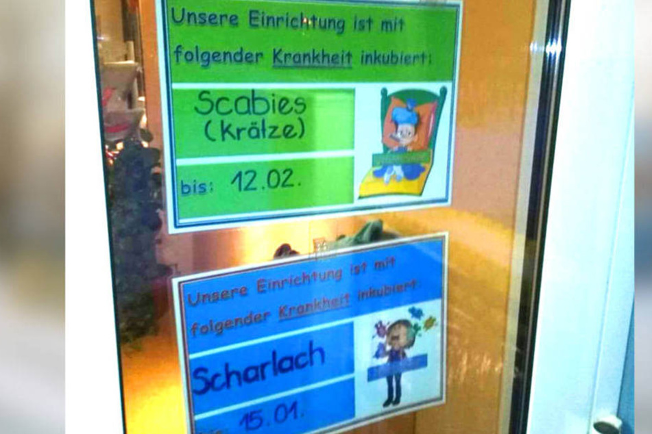 Ein Schild warnt Eltern und Besucher in der Kita "Sonnenschein" vor der von Krätzmilben verursachten Krankheit.