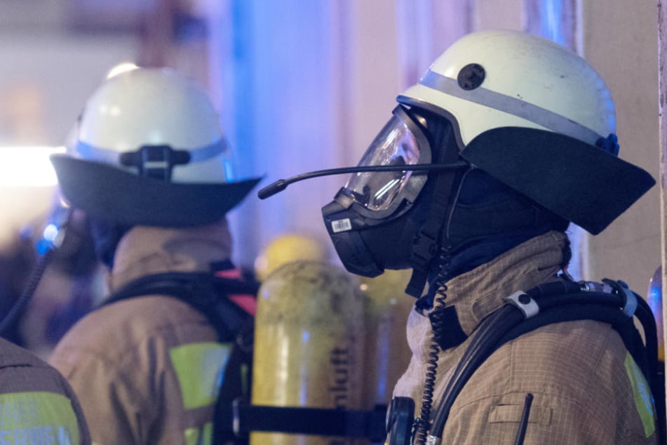 Ein Brandbekämpfer wurde bei den Löscharbeiten leicht verletzt (Symbolbild).