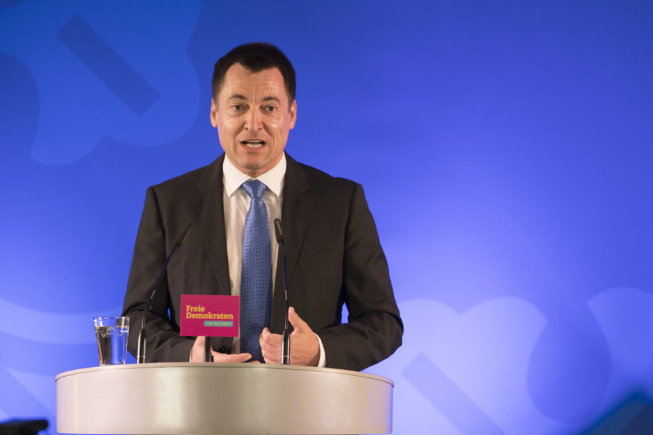 FDP-Sachsen-General Torsten Herbst (44). Auch den Liberalen werden immer
wieder Plakate beschädigt.