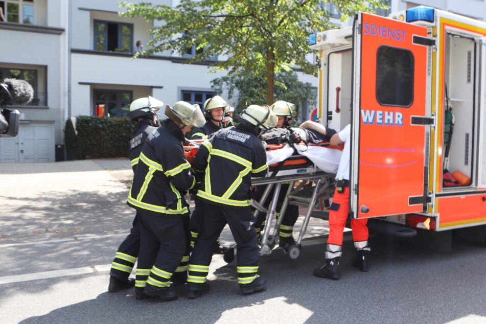 Rettungskräfte brachten den Mann in ein Krankenhaus.