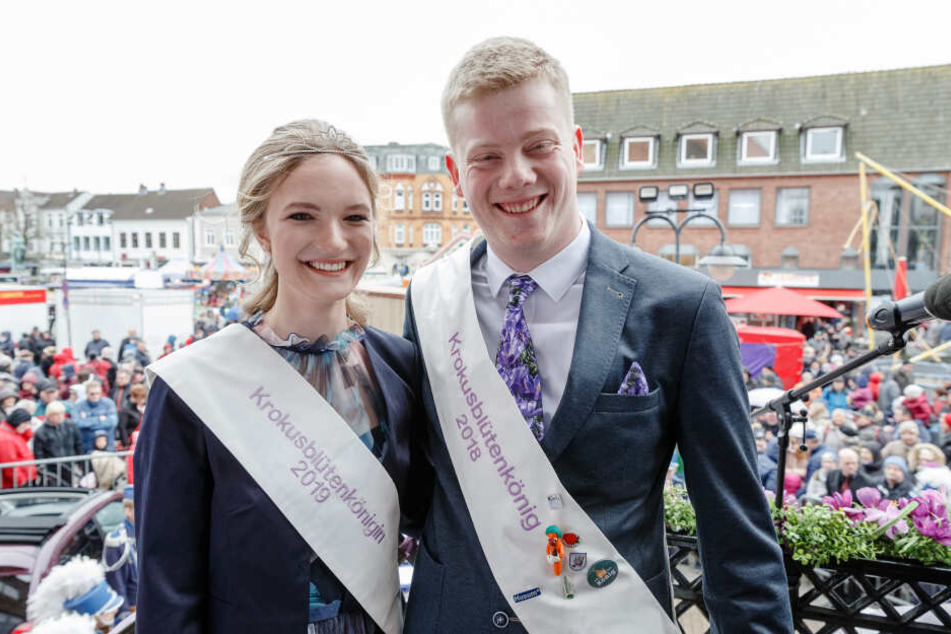 Husums Krokuskönigin 2019, Therese Thamsen, und ihr Vorgänger Oke der Erste stehen auf dem Balkon des Alten Rathauses.