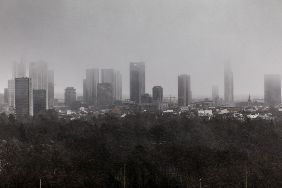 Zum Ausklang der Woche ist dank dem Sturmtief "Renate" wieder mit Schnee und Glatteis in Hessen zu rechnen.