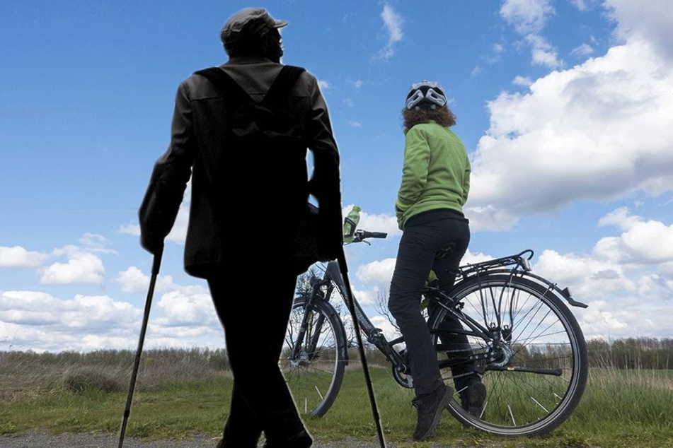 Ein Rentner schlug mit seiner Gehilfe auf eine Radfahrerin ein und verletzte sie (Symbolbild).