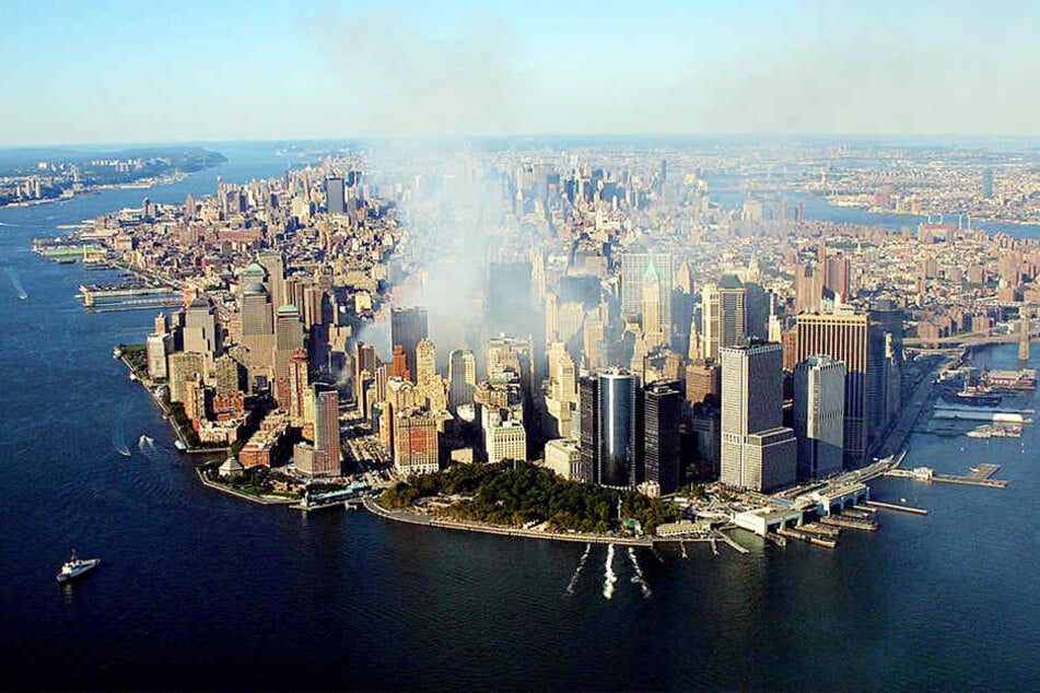 Brachten wirklich zwei Flugzeug-Einschläge die WTC-Zwillingstürme zum
Einsturz? Verschwörungstheoretiker
interpretieren diese Bilder anders.