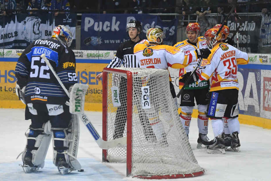 Der Anfang vom Ende: Kaufbeuren bejubelt den Ausgleich zum 1:1, Eislöwen-Goalie Kevin Nastiuk ist
frustriert.