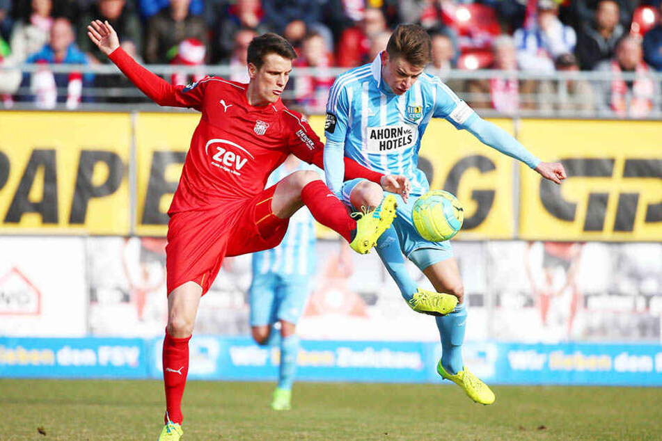 Jonas Acquistapace (l.) im Zweikampf
mit dem Chemnitzer Florian Hansch.