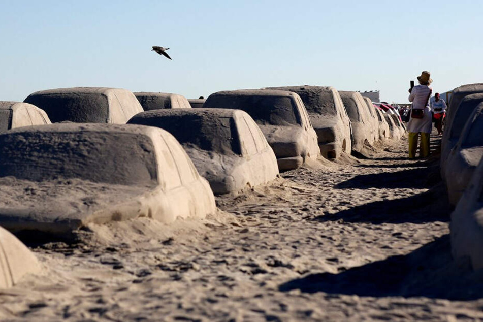 Beeindruckendes Kunstwerk! Künstler baut Verkehrsstau aus Sand
