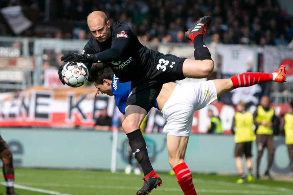 Svend Brodersen stand in der vergangenen Saison gegen Holstein Kiel im Kasten des FC St. Pauli.