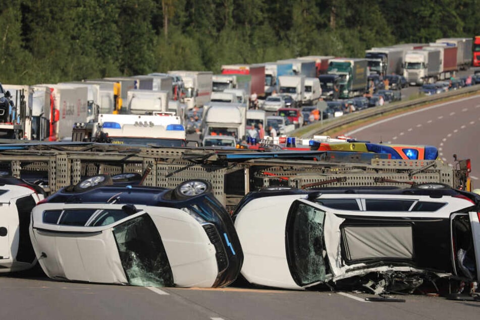 Die Skoda Kodiaq lagen quer auf der Fahrbahn.