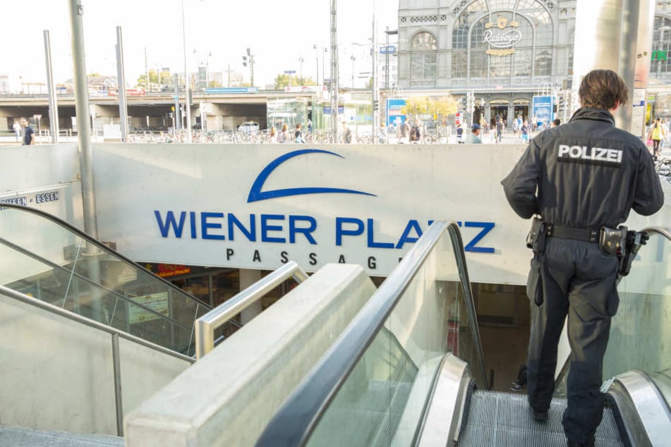 Immer wieder kommt es am Wiener Platz zu Polizeieinsätzen. Der Zugang der Tiefgarage ist mittlerweile dicht.