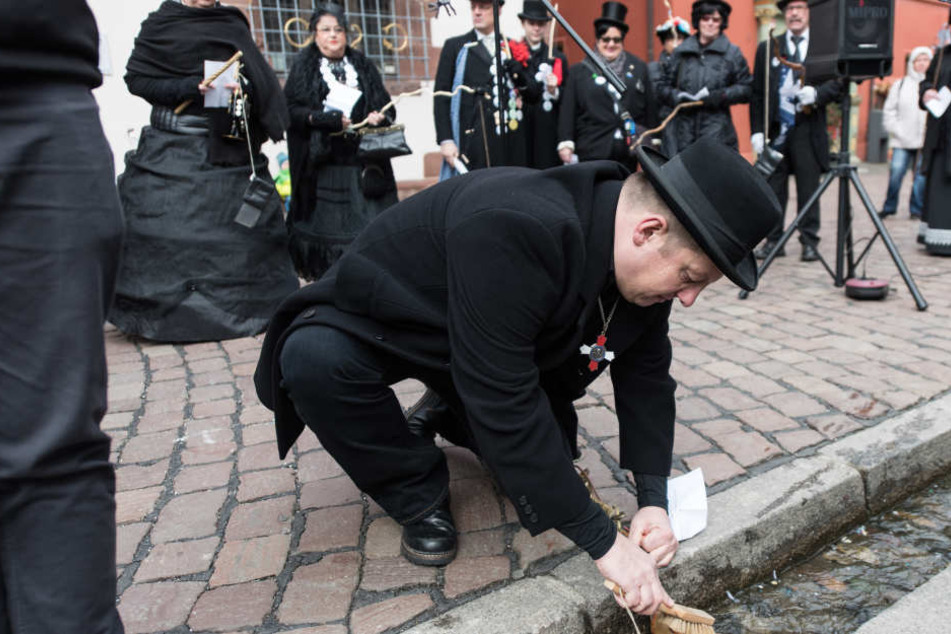 Mit der traditionellen Geldbeutelwäsche nahmen einige Narren Abschied von Fastnacht.