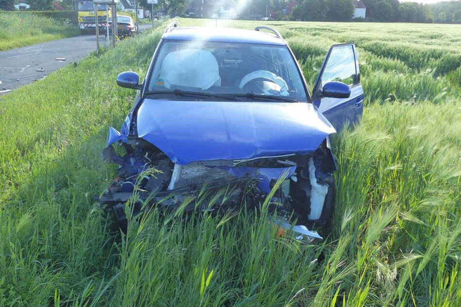 Der Skoda der 40-Jährigen kam nach dem Unfall auf einem Feld zum Stehen.