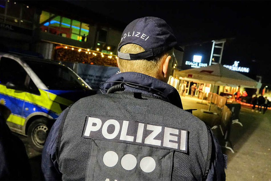 Die Polizei steht in der Nacht zum Sonntag vor den Diskotheken "Freiraum" und "Etage 1" in Offenburg.