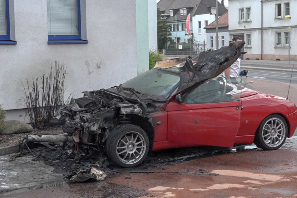 Der Fahrer verlor die Kontrolle und raste gegen einen Ampelmast.