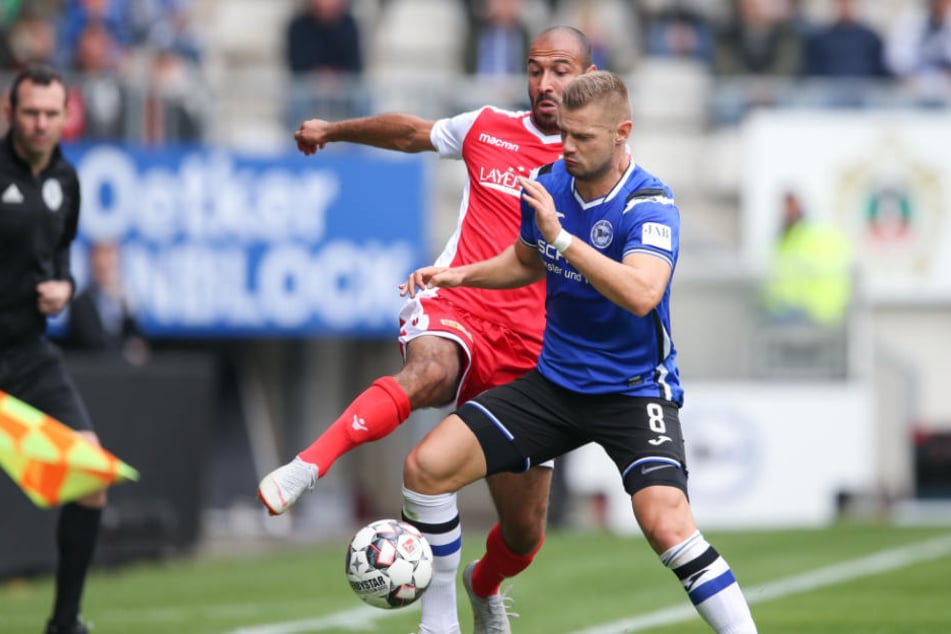 Bielefelds Florian Hartherz (r) versucht gegen Akaki Gogia (l) aus Berlin an den Ball zu kommen.