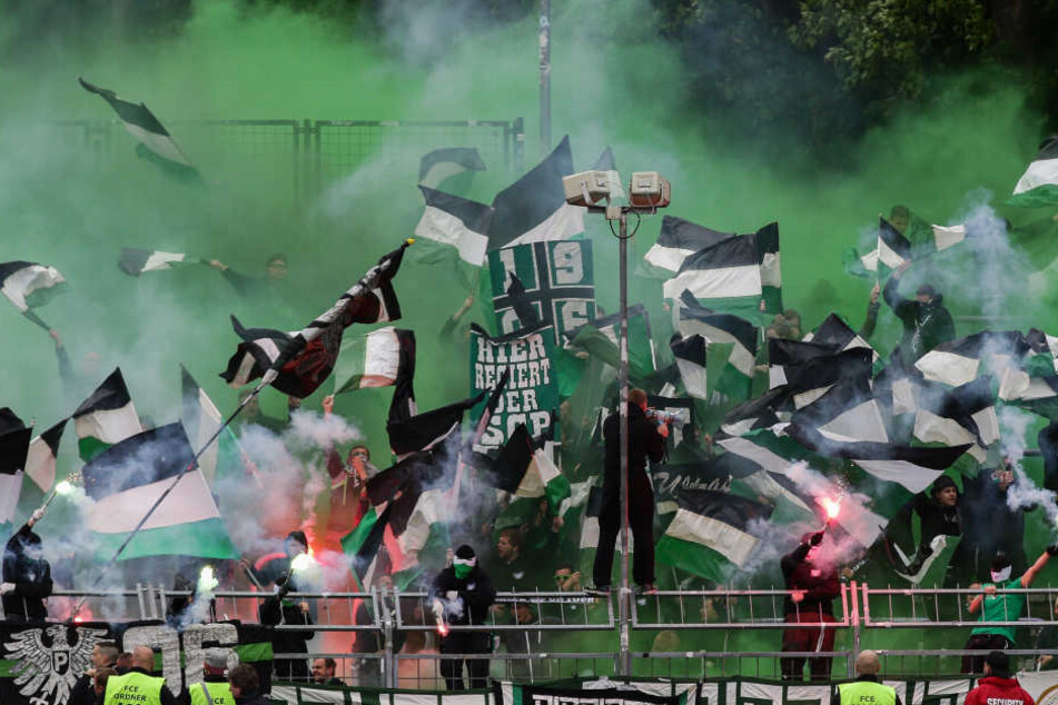 Wie hier in Aue, zündelten die Preußen-Fans auch beim Spiel in Bielefeld.
