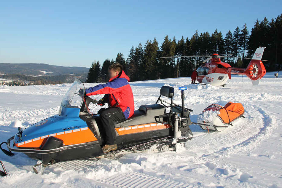 Die Bergwacht versorgte die Frau und brachte sie zum Rettungshubschrauber.