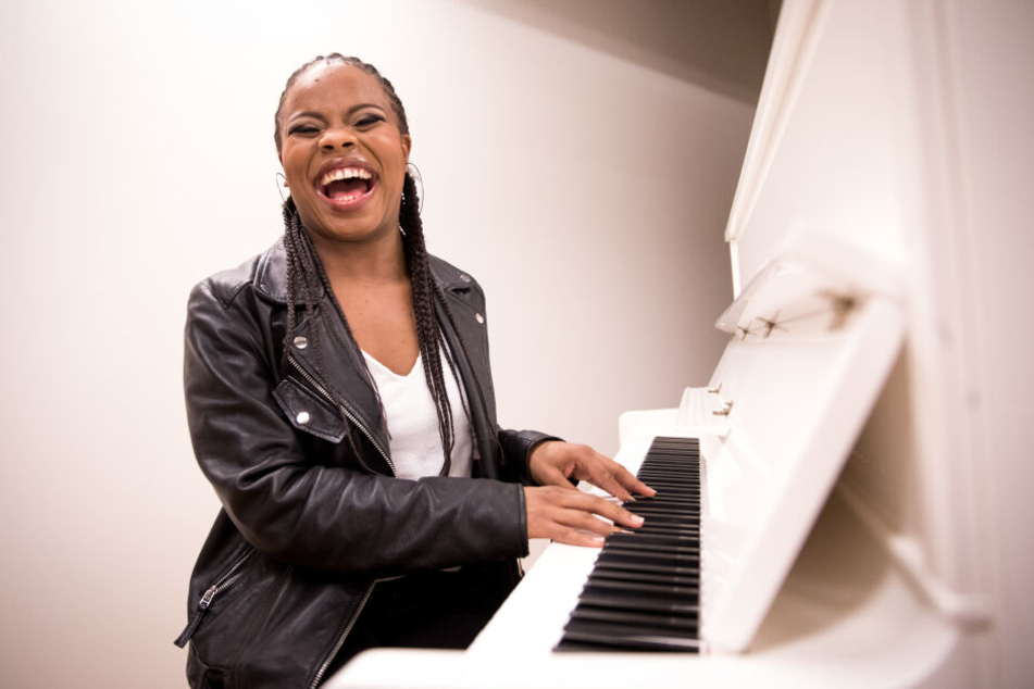 Die Sängerin Christina Love, Hauptdarstellerin des Tina-Turner-Musicals "Tina", sitzt bei einem Interview mit der Deutschen Presse-Agentur am Klavier.