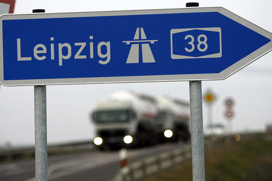Der LKW-Fahrer hatte in der Dunkelheit keine Chance, den Reifenwechsler rechtzeitig zu erkennen. (Symbolbild)