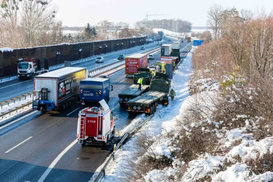 Einsatzkräfte an der Unfallstelle auf der A4.