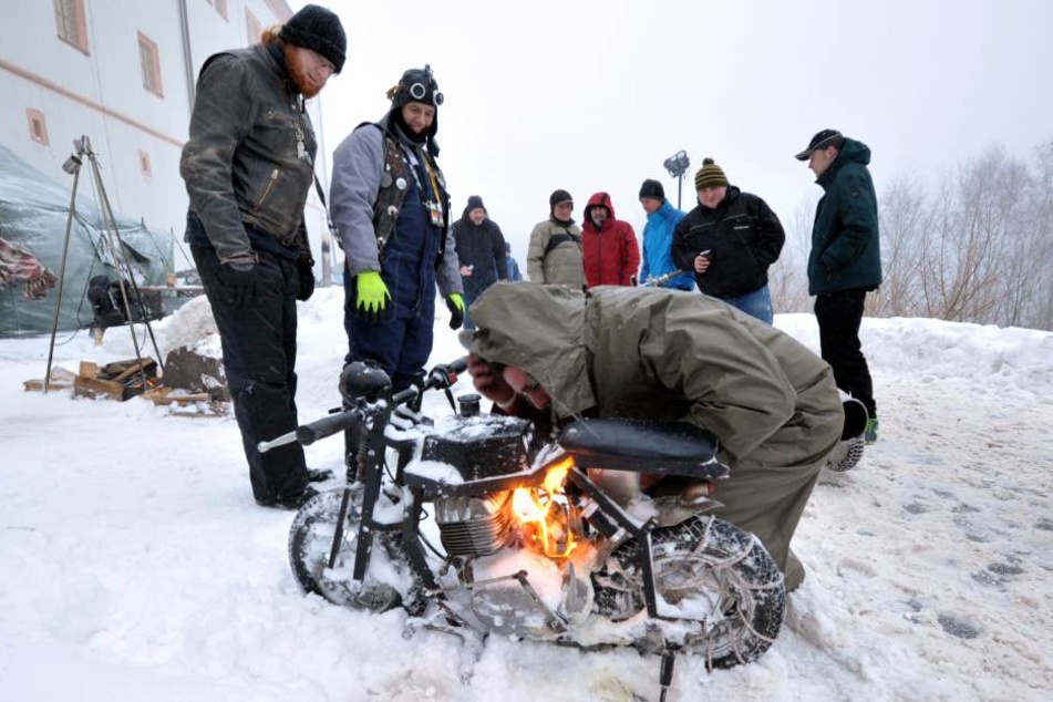 Der Schneeketten-Test schlug fehl: Bernd Kersten (43, v.r.) gab seinem Mini-Bike zu viel Feuer. Er musste es mit Schnee löschen.