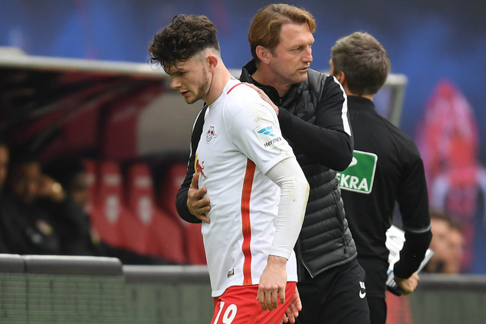 Ein immer wiederkehrender Augenblick: Oliver Burke wird ausgewechselt, weder er noch Trainer Ralph Hasenhüttl (r.) sind von seiner Leistung begeistert.