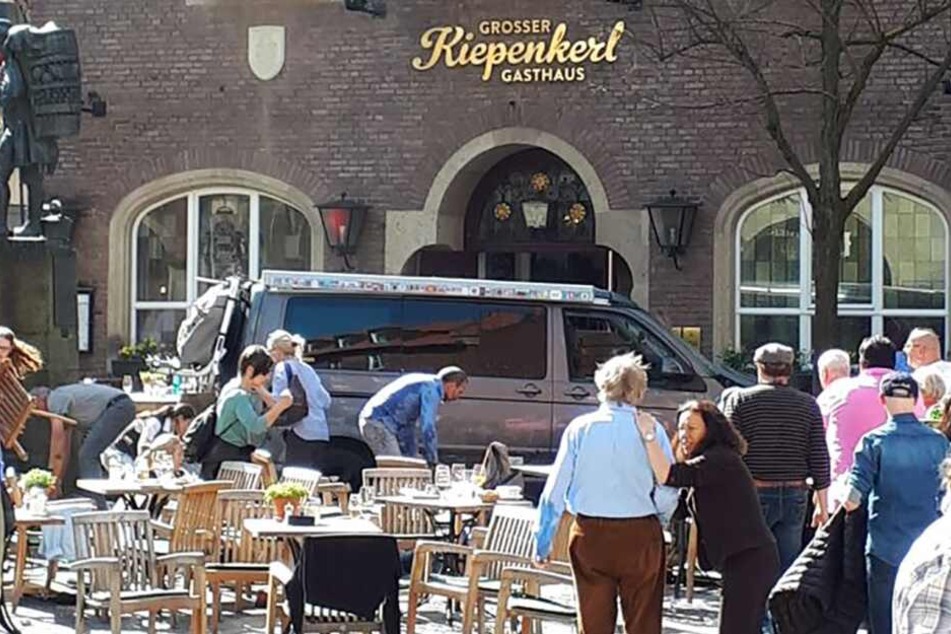 Der Kleintransporter raste mitten in die Menschen auf der Terrasse des "Kiepenkerl".