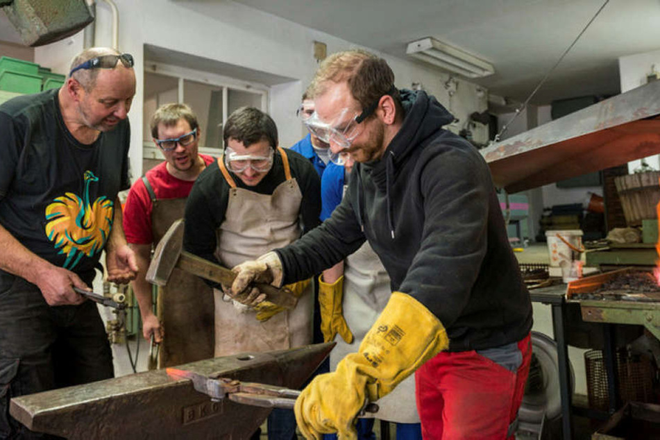 Unter kompetenter Anleitung des Voigtsdorfer Metallbauers Gunter Strauß (61) bearbeitet Azubi Kevin Dubben (29) glühenden Stahl.