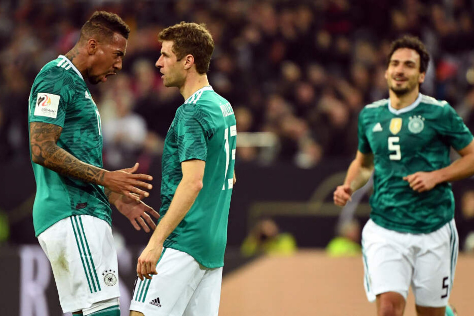 Jerome Boateng (l-r), Thomas Müller und Mats Hummels: Diese drei Bayern-Stars wird man vorerst nicht mehr im DFB-Trikot sehen.