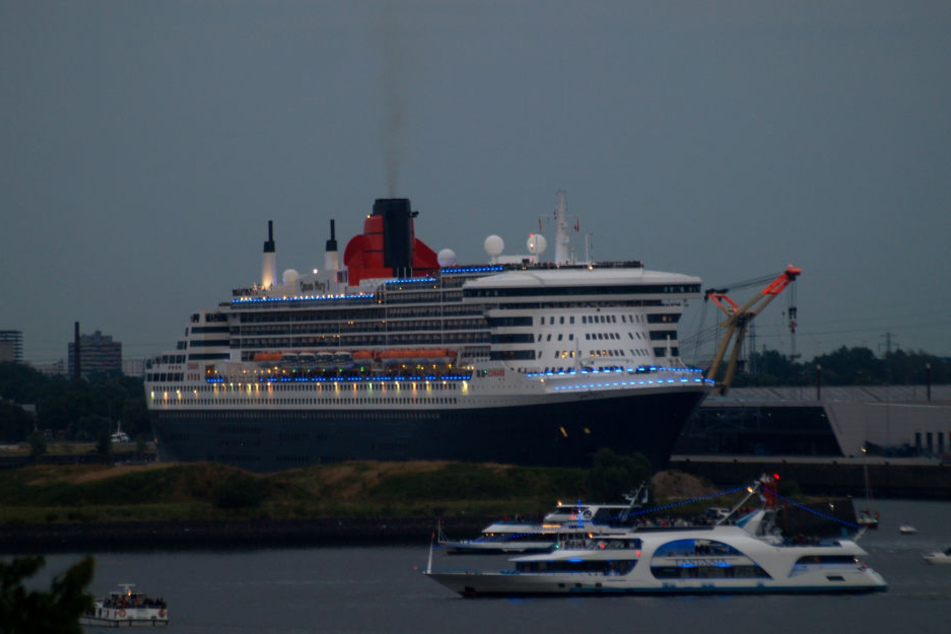 Ganz in blau lief die Queen Mary 2 am Sonntagabend aus.