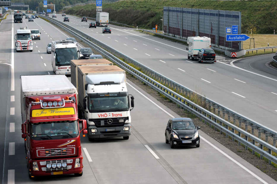 Auf der A1 bei Sittensen gab es am Freitagabend einen tödlichen Verkehrsunfall (Archivbild).
