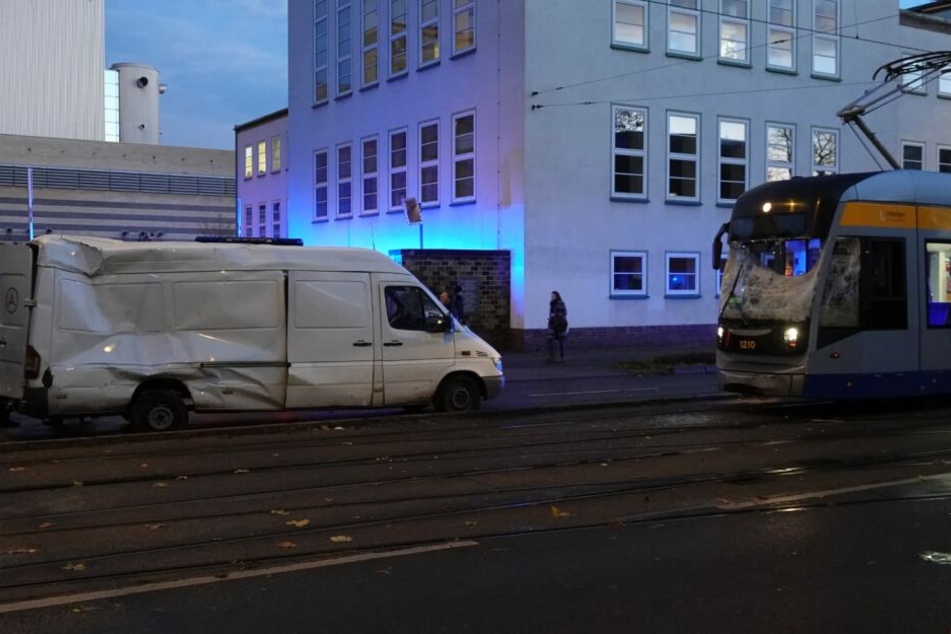 Warum der Transporter ins Gleisbett geriet, ist unbekannt.