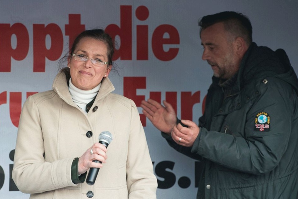 Die Zeiten, in denen Tatjana Festerling und Lutz Bachmann gemeinsam auf der PEGIDA-Bühne standen sind lang vorbei.
