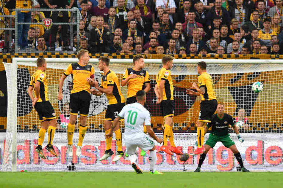 Marvin Schwäbe im Tor rettete in der ersten Halbzeit gleich zweimal gegen Jürgen Gjasula (Nummer 10).