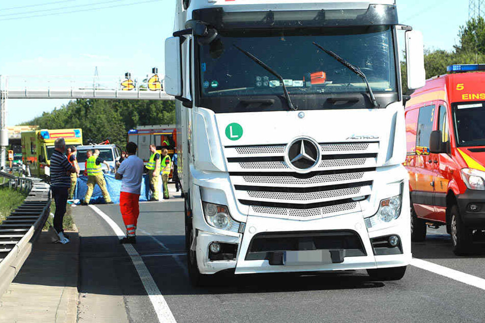 Auf der Autobahn 17 knallten ein Lkw und ein Motorrad zusammen.