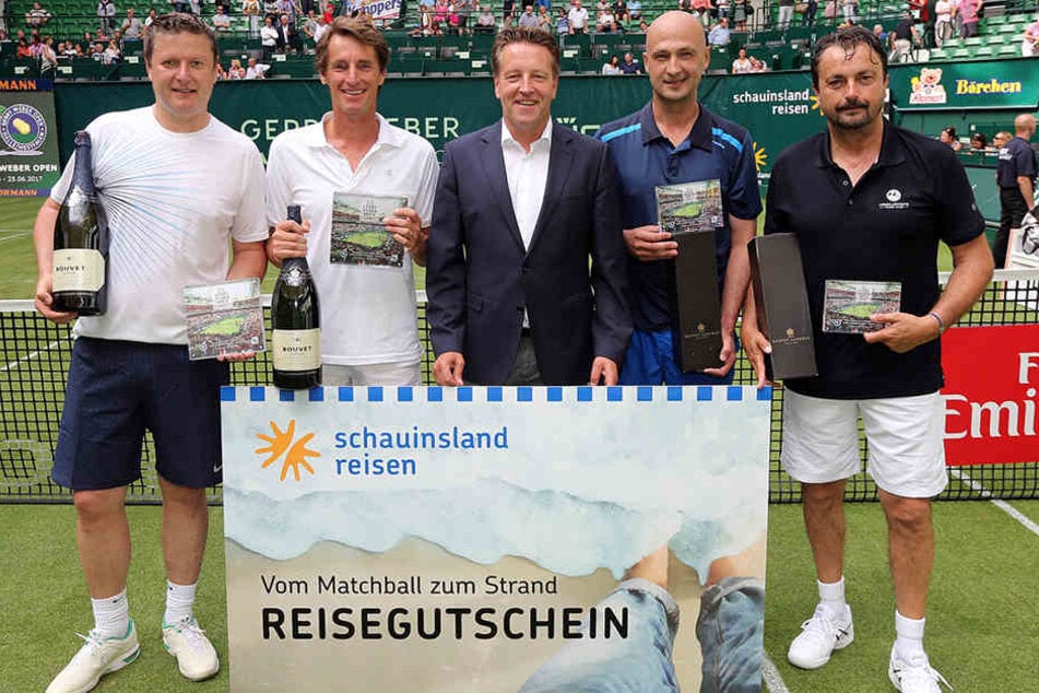 Das Siegerpaar Yevgeny Kafelnikov (li.) und Paul Haarhuis (2. v. li.) sowie Turnierdirektor Ralf Weber (Mi.), Andrei Medvedev (2. v. r.) und Henri Leconte (r.).