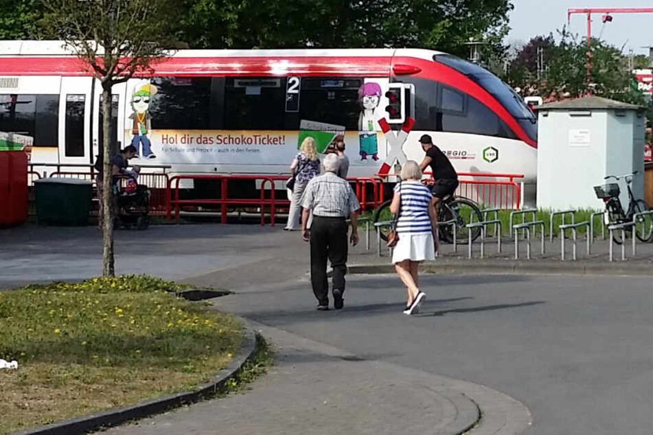 Der Zug erwischte den Radfahrer und verletzte ihn.