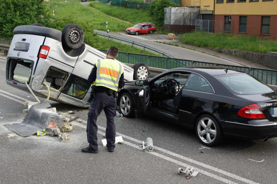Als der Caddy schon auf dem Dach lag, krachte ein schwarzer Mercedes in den Unfallwagen.