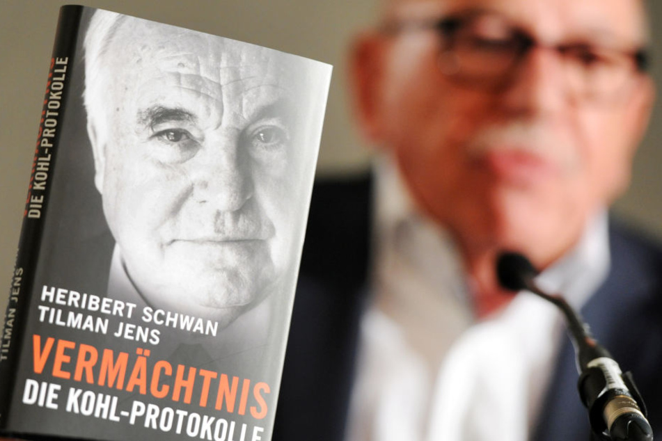 Um dieses Buch geht es. Hier Autor Heribert Schwan bei der Vorstellung.
