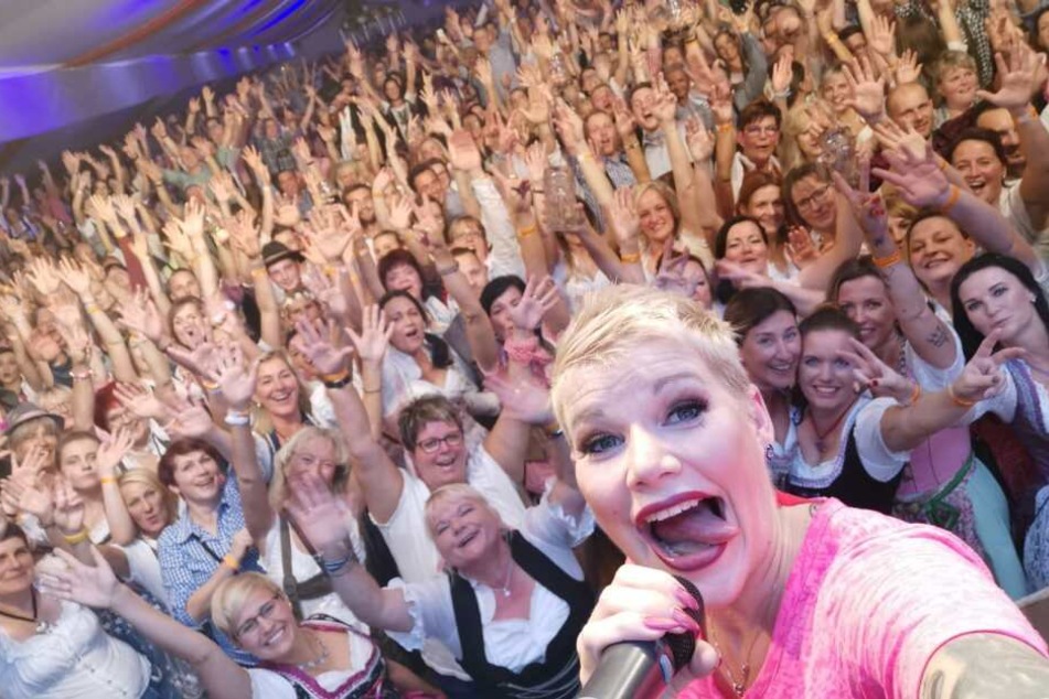 Hunderte Oktoberfest-Fans feierten Melanie Müller (31) bei ihrem ersten Auftritt nach der Geburt ihres zweiten Kindes in Magdeburg.