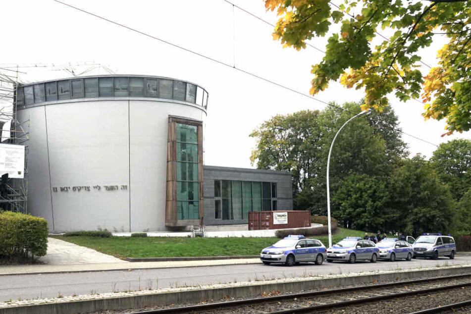 Die Synagoge in Chemnitz wird von schwer bewaffneten Polizisten bewacht.