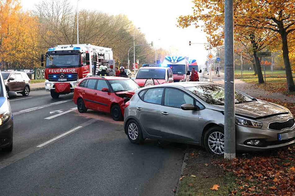 Bei dem Unfall wurden beide Autos stark beschädigt.