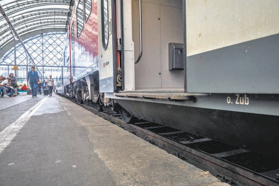 Bei den Fernzügen sind die Bahnsteige zwar erhöht, aber der Zugeinstieg beim ICE nicht barrierefrei.
