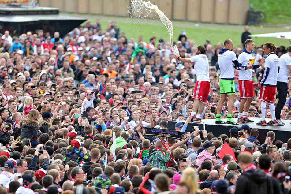 Nach dem Spiel wird die Mannschaft (hier beim Zweitligaaufstieg 2014) auf der Festwiese mit den Fans feiern.