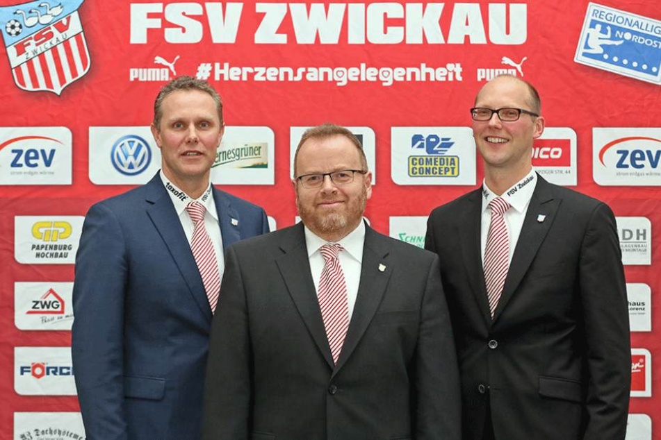 Toralf Wagner (li.) und Matthias Chodora (Mi.) sind zurückgetreten, rechts neben ihnen steht Vorstandssprecher Tobias Leege.