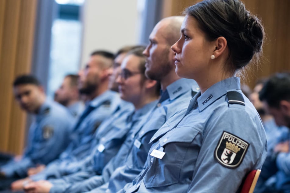 Junge Polizisten in der Polizistenschule. (Symbolbild)