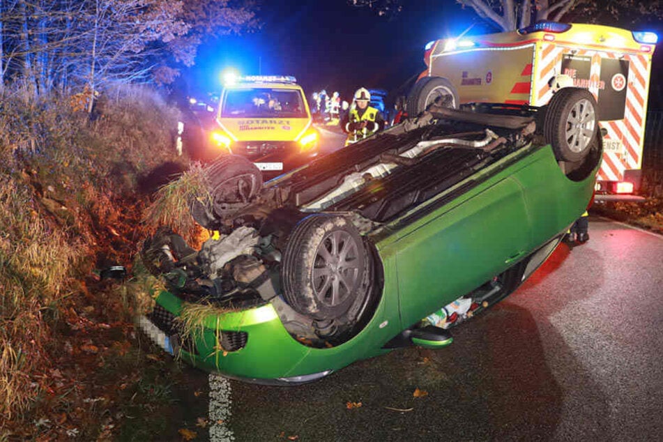 Der Mazda landete auf dem Dach.